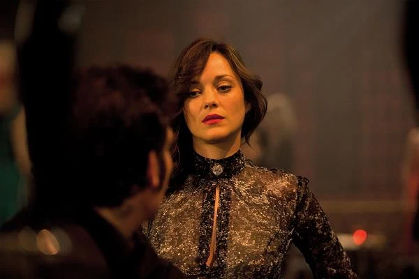 Marion Cotillard w scenie z filmu "Więzy krwi"