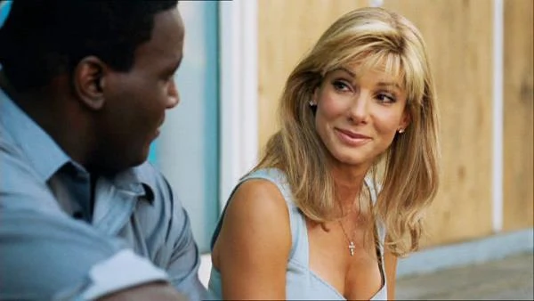 Sandra Bullock i Quinton Aaron w filmie "Wielki Mike" (2009)