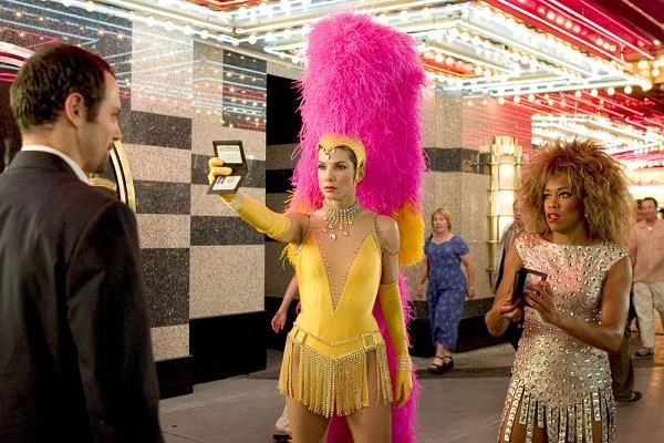 Sandra Bullock w filmie "Miss Agent 2: Uzbrojona i urocza" (2005)