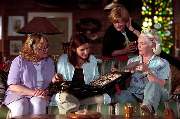 Fionnula Flanagan, Sandra Bullock, Shirley Knight i Maggie Smith w filmie "Boskie sekrety siostrzanego stowarzyszenia Ya-Ya" (2002)