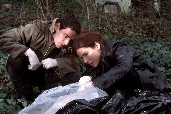 Sandra Bullock i Ben Chaplin w filmie "Śmiertlena wyliczanka" (2002)