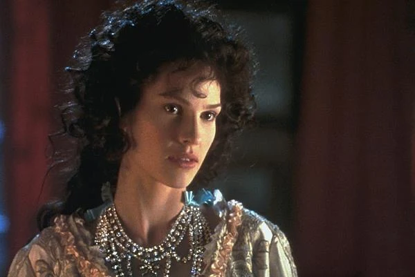 W historyczno-biograficznym filmie "Afera naszyjnikowa" (2001) Swank zagrała Jeanne de la Motte-Valois - atrakcyjną i nieprzeciętnie inteligentną kobietę, która wstrząsnęła dworem Ludwika XVI. - Hilary ma niezwykłą umiejętność zmiany swojego wizerunku - mówił reżyser Charles Shyer. - Rola Jeanne jest absolutnym zaprzeczeniem Teeny Brendon, głównej bohaterki "Nie czas na łzy". W moim filmie musiała być ponętna, seksowna i absolutnie nieprzewidywalna - dodawał twórca "Afery naszyjnikowej".