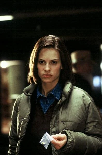 W filmie Christophera Nolana "Bezsenność" (2002) Swank zagrała ambitną policjantkę z małego miasta na Alasce. -To dość niejednoznaczna postać. Jest bardzo młoda, trochę naiwna, trochę brakuje jej doświadczenia, ale jednocześnie jest inteligentna, bardzo silna i bardzo oddana swojej pracy - wyjaśnia reżyser Christopher Nolan i dodawał: - Hilary jest chyba jedyną aktorką, która jest w stanie w przekonujący sposób oddać tę dwuznaczność. - Ta rola była dla mnie naprawdę dużym wyzwaniem. Moja postać nie wymaga jakiejkolwiek fizycznej przemiany - wyjaśniała Hilary Swank. - Grając czułam się, jakbym cały czas była naga.[Moja bohaterka] jest bowiem niemal przeźroczysta we wszystkim, co robi.



