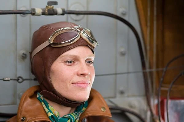 - To była niezwykła kobieta. Dzięki niej przestałyśmy się bać walczyć o swoje i uwierzyłyśmy, że warto dążyć do realizacji marzeń. Podziwiam ją przede wszystkim za determinację. Żyła po swojemu, wierzyła w to co robi i kochała życie. Do tego pomagała innym. Była wspaniała - tak Swank opisała swą kolejną filmową postać - Amelię Eckhart, w którą wcieliła się w biograficznym filmie z 2009 roku. Aby wiarygodnie pokazać pierwszą kobietę, która przeleciała nad Atlantykiem, Swank wzięła lekcje pilotażu. - Nie dziwi mnie czemu Amelia poświęciła się lataniu. W powietrzu człowiek czuje się wolny i niczym nie skrępowany - podsumowała aktorka.