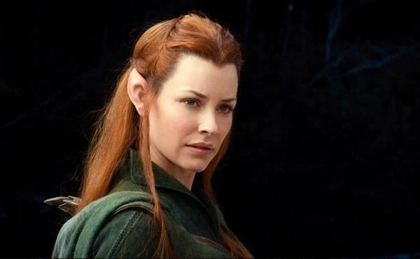 "Niegrzeczny elf" - tak Evangeline Lilly opisała postać, którą zagrała w filmie "Hobbit: Pustkowie Smauga". Tauriel, w którą wcieliła się aktorka, została w całości wymyślona przez scenarzystów "Hobbita", nie występuje bowiem na kartach powieści J.R.R. Tolkiena. "Tauriel jest elfem, która żyje w Lesie. Elfy, które stamtąd pochodzą są bardziej mroczne niż elfy, które poznaliśmy wcześniej - choćby we 'Władcy Pierścieni'" - tłumaczy Lilly.