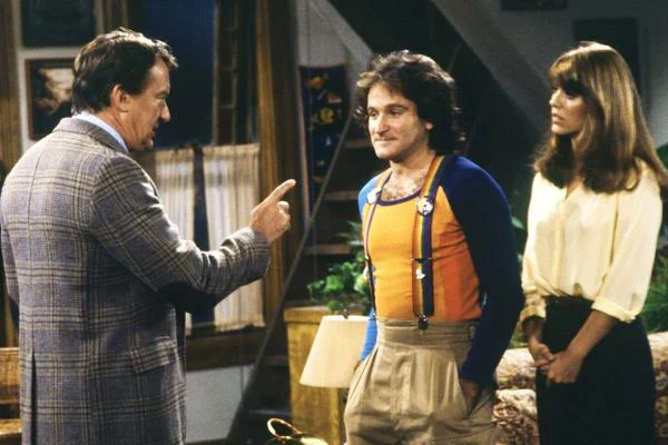 Zanim Robin Williams rozpoczął przygodę z kinem, był gwiazdą telewizyjnego serialu komediowego "Mork i Mindy", emitowanego w latach 1978-1982. Na planie towarzyszyła mu Pam Dawber.