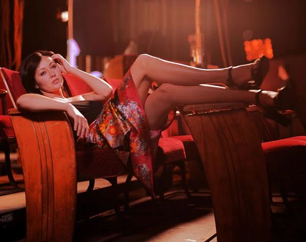 Powrót do telewizji umożliwił jej nie kto inny jak... Aaron Spelling. Producent "Beverly Hills 90210" zaangażował Doherty do obsady serialu "Czarownice" (1998), gdzie aktorka wcieliła się w Prue Halliwell - najstarszą z trzech sióstr, tytułowych czarownic. Doherty wytrwała w produkcji przez trzy sezony, pełniła nawet funkcję reżyserki kilku odcinków serialu; ostatecznie - wskutek domniemanych konfliktów z inną z gwiazd - Alyssą Milano - pozbyto się bohaterki Doherty, a jej miejsce w obsadzie "Czarownic" zajęła Rose McGowan.