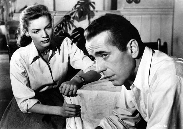 W "Key Largo" (1948) Johna Hustona, kolejnym filmie czarnym, w którtym wspólnie wystąpili, stawiali czoła gangsterom, którzy podczas silnego huraganu starają się opanować hotel na Florydzie.