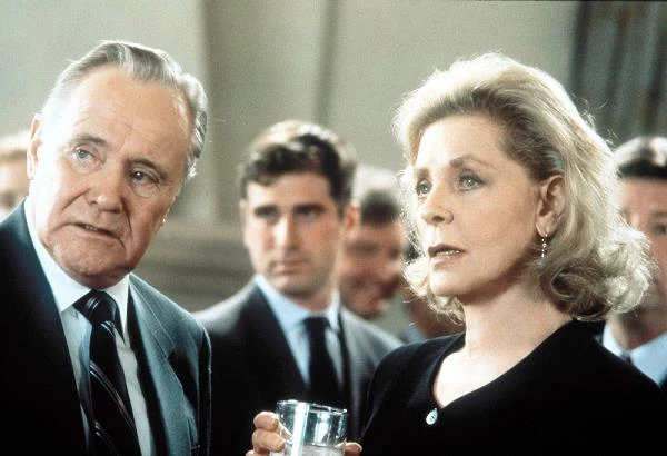 W przygodowej komedii "Obywatele prezydenci" (1996) zagrała z kolei żonę byłego prezydenta USA, w którego wcielał się Jack lemmon.