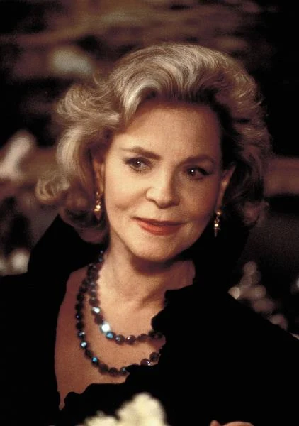 Swoją jedyną nominację do Oscara (w roku 2010 Amerykańska Akademia Filmowa przyznała jej honorowego Oscara za całokształt twórczości) Bacall otrzymała za drugoplanową rolę w filmie "Miłość ma dwie twarze" Barbary Streisand (1996), ale przegrała z Juliette Binoche uhonorowaną za kreację w "Angielskim pacjencie".