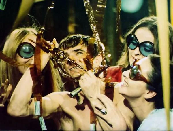 "Bez większego namysłu chwyciłem scenariusz Janusza Głowackiego i rozgoryczony chwilowymi niepowodzeniami postanowiłem rozprawić się z kobietami, które próbują kształtować nasze męskie życie" - tak Andrzej Wajda wspomina chwile, które doprowadziły do realizacji filmu "Polowanie na muchy". "Jak zawsze w takich beznadziejnych sytuacjach początek zapowiadał się dość obiecująco" - wyjaśniał po latach reżyser.