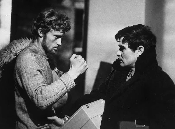 Andrzej Wajda również nie jest entuzjastą "Polowania na muchy". "Poza wspaniałą Małgorzatą Braunek i świetnym, jak myślę, małym epizodem Daniela Olbrychskiego, który towarzyszył mi przy tym filmie głównie jako asystent reżysera, reszta wypadła dość blado" - uważa Wajda.