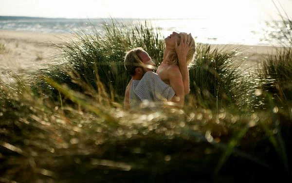 Łukasz Simlat i Joanna Orleańska w scenie z filmu "Zbliżenia", fot. Adam Golec