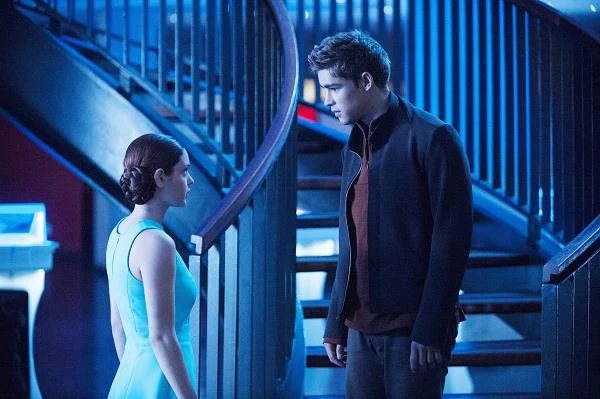 Odeya Rush i Brenton Thwaites w scenie z filmu "Dawca pamięci"