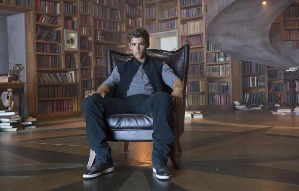 Brenton Thwaites w scenie z filmu "Dawca pamięci"