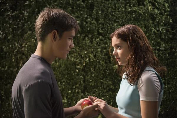 Brenton Thwaites i Odeya Rush w scenie z filmu "Dawca pamięci"