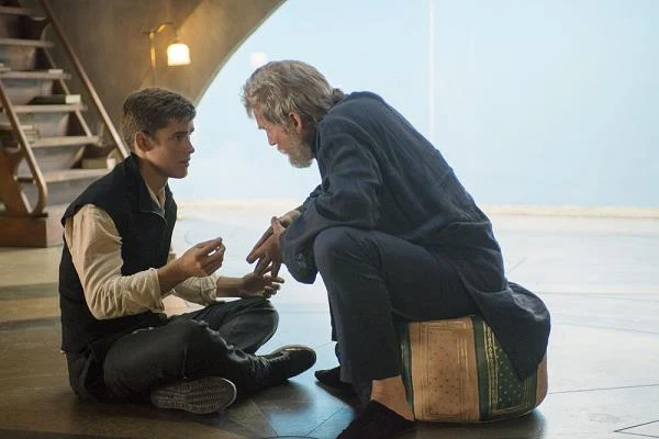 Brenton Thwaites i Jeff Bridges w scenie z filmu "Dawca pamięci"