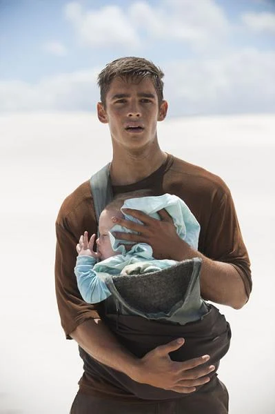 Brenton Thwaites w scenie z filmu "Dawca pamięci"