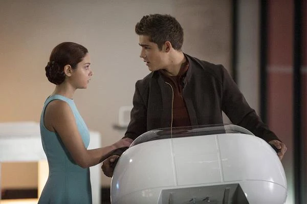 Odeya Rush i Brenton Thwaites w scenie z filmu "Dawca pamięci"