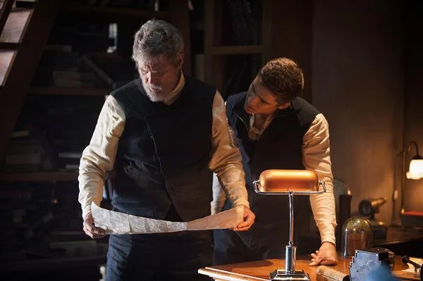 Jeff Bridges i Brenton Thwaites w scenie z filmu "Dawca pamięci"