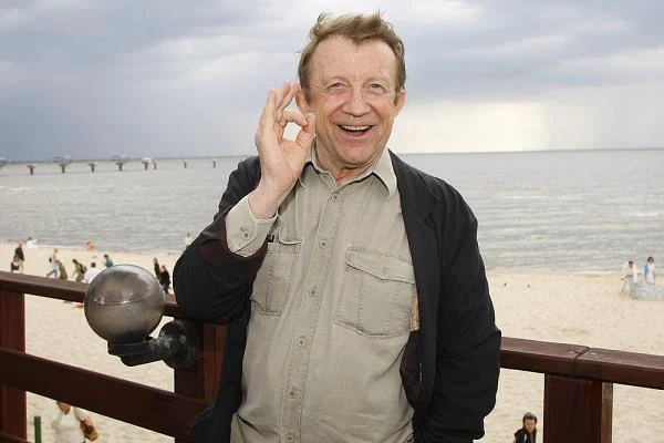 Zagrał ponad 70 ról filmowych, blisko 100 teatralnych i przeszło 80 w teatrze telewizji. Współpracował z największymi indywidualnościami polskiego teatru i filmu: Jerzym Jarockim, Konradem Swinarskim, Krystianem Lupą, Andrzejem Wajdą, Kazimierzem Kutzem i Krzysztofem Zanussim. W sobotę, 23 sierpnia, Edward Linde-Lubaszenko świętuje 75. urodziny. Z tej okazji przypominamy jego ekranowe wcielenia.