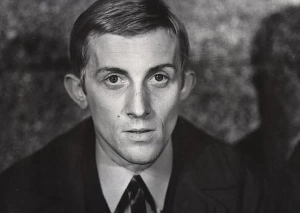 Edward Linde-Lubaszenko urodził się w Białymstoku 23 sierpnia 1939 roku. Przez trzy lata studiował na wrocławskiej Akademii Medycznej, występując na scenie studenckiego teatru Kalambur. W 1963 zdał eksternistycznie egzamin aktorski. Czternaście lat później otrzymał dyplom Wydziału Reżyserii Dramatu PWST w Krakowie (na zdjęciu - Edward Linde-Lubaszenko w kinowym debiucie "Ktokolwiek wie..." z 1966 roku w reżyserii Kazimierza Kutza) - fot. Muzeum Kinematografii w Łodzi