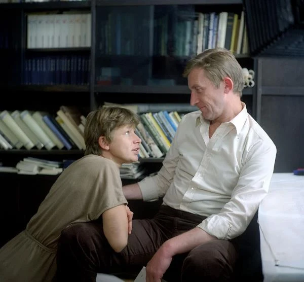 "Błyskotliwie inteligentne, pełne autoironicznego dystansu, zdyscyplinowane i konsekwentne, odrzucające powierzchowny formalizm" - tak aktorstwo Edwarda Linde-Lubaszenki scharakteryzowano na stronie internetowej Narodowego Starego Teatru. "Pozornie chłodne - wydobywa najgłębiej pojętą prawdę psychologiczną granych postaci" - stwierdziła autorka opisu Elżbieta Bińczycka z działu literackiego Starego Teatru. (na zdjęciu, z Jadwigą Jankowską-Cieślak w filmie "Inna wyspa", 1986).
