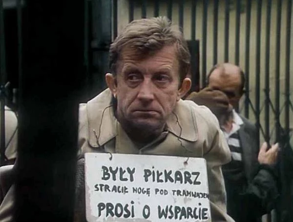 Pamiętny epizod w "Piłkarskim pokerze" (1988) Janusza Zaorskiego. Edward Linde-Lubaszenko zagrał niewielką rolę ojca głównego bohatera, obiecującego piłkarza Olka Groma (w tej roli syn artysty, Olaf).