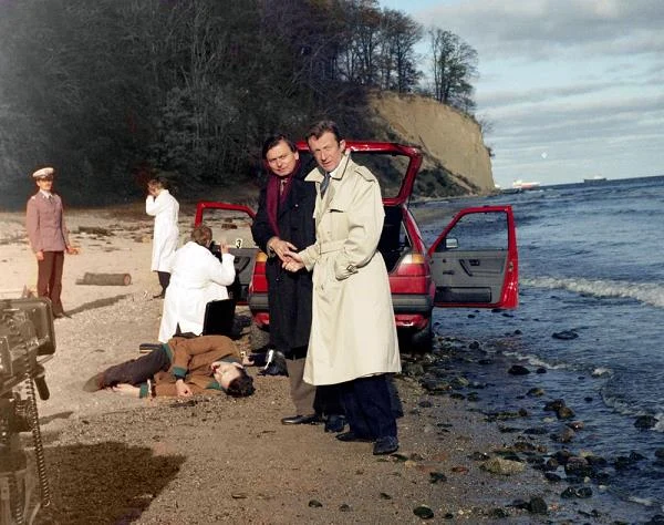 W latach 90. Edwarda Lindę-Lubaszenko mogliśmy oglądać w szeregu kinowych szlagierów: "V.I.P" Juliusza Machulskiego (na zdjęciu), "Młode wilki" Jarosława Żamojdy,  "Kroll" Władysława Pasikowskiego, czy obydwu częściach "Psów" tego samego reżysera. Aktor pojawił się także w głośnej "Liście Schindlera" Stevena Spielberga.