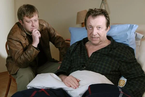 W początkach aktorskiej kariery Edward-Linde Lubaszenko posługiwał się wyłącznie nazwiskiem Lubaszenko, należącym do jego ojczyma. Urzędowo wrócił do nazwiska ojca - Linde -  po 1989 roku. Jego syn, Olaf, żartował: "My się w zasadzie nazywamy Linde, ale nie wracamy do nazwiska, żeby nie robić konkurencji Bogusiowi Lindzie".