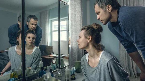 Magdalena Boczarska i Radosław Pazura w serialu "Zbrodnia" - fot. Jarosław Sosiński / AXN CE Magdalena Boczarska i Radosław Pazura w serialu "Zbrodnia" - fot. Jarosław Sosiński / AXN CE