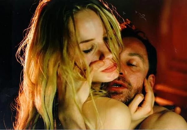 Mariusz Bonaszewski, ceniony aktor teatralny, kinowy i telewizyjny, kończy we wtorek, 26 sierpnia, 50 lat! Z tej okazji przypominamy najważniejsze z jego ekranowych oraz scenicznych wcieleń (na zdjęciu - z Magdaleną Cielecką w filmie Barbary Sass "Jak narkotyk", 1999).