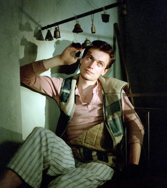 Na dużym ekranie zadebiutował w 1986 roku epizodyczną rolą w filmie Janusza Kijowskiego "Maskarada". Cztery lata później oglądaliśmy go w obrazie Teresy Kotlarczyk "Zakład" (na zdjęciu), gdzie zagrał wychowanka zakładu poprawczego dla chłopców o ksywce "Świr". Potem pojawił się jeszcze m.in. w "Śmierci dziecioroba" (1990) Wojciecha Nowaka, "Gnojach" (1995) Jerzego Zalewskiego, czy "Metanoi" (2005) Radosława Markiewicza.

