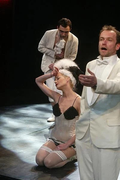 Od 1997 roku Mariusz Bonaszewski należy do zespołu Teatru Narodowego w Warszawie. Za rolę w spektaklu "Błądzenie" według Gombrowicza w reżyserii Jerzego Jarockiego otrzymał Nagrodę im. Aleksandra Zelwerowicza dla najlepszego aktora sezonu 2003/04. "Zaskoczyło mnie to, że po premierze Rita Gombrowicz przyłożyła mi dłoń gdzieś w okolicy nosa i powiedziała, że stąd do dołu jestem bardzo podobny do jej męża" - aktor mówił w rozmowie z "Przeglądem" - fot. Jacek Domiński