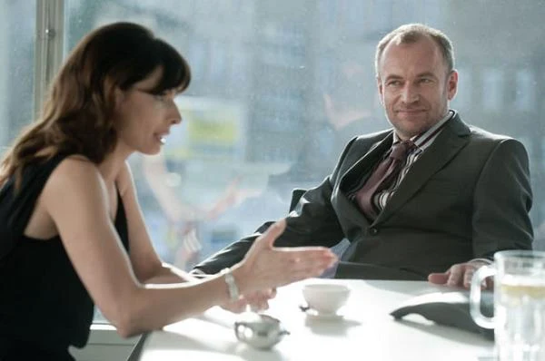 Mariusz Bonaszewski z powodzeniem występuje także w telewizyjnych produkcjach. Ma za sobą role w serialach "Na dobre i na złe", "Glina", "Przystań" oraz "M jak miłość". Od dwóch lat oglądać możemy go  w "Prawie Agaty" (na zdjęciu), gdzie wciela się w postać prezesa firmy ProSpectrum.