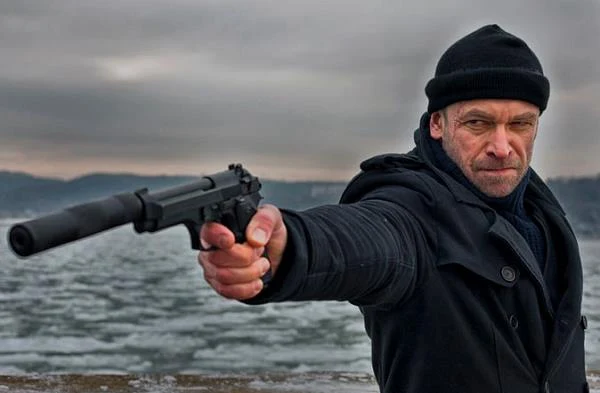 Mroczniejsze oblicze Mariusza Bonaszewskiego mogliśmy oglądać w kryminalnym serialu Canal+ "Krew z krwi" (2012), gdzie wcielił się w postać gangstera o ksywce "Luther". Aktor wystąpił także w serialu Polsatu "Na krawędzi" (mecenas Mariusz Niemczyk).