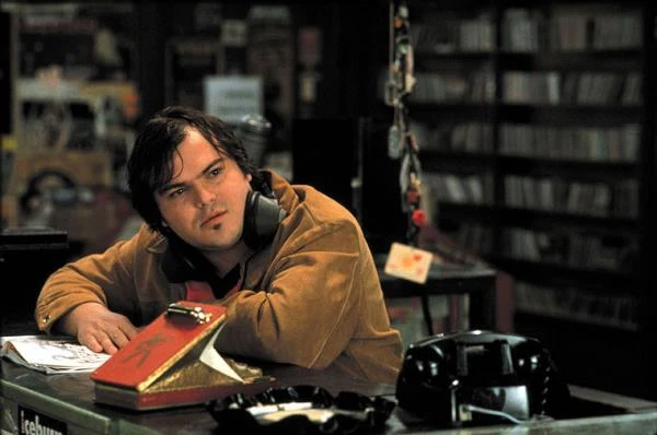 W "Przebojach i podbojach" Stephena Frearsa dostał wreszcie jedną z głównych ról. Co prawda gwiazdą filmu był John Cusack, ale kreacja Barry'ego pomocnika głównego bohatera, prowadzącego niewielki sklepik muzyczny, pozwalała dostrzec potencjał drzemiący w tym niewysokim (zaledwie 168 centymetrów wzrostu) aktorze.