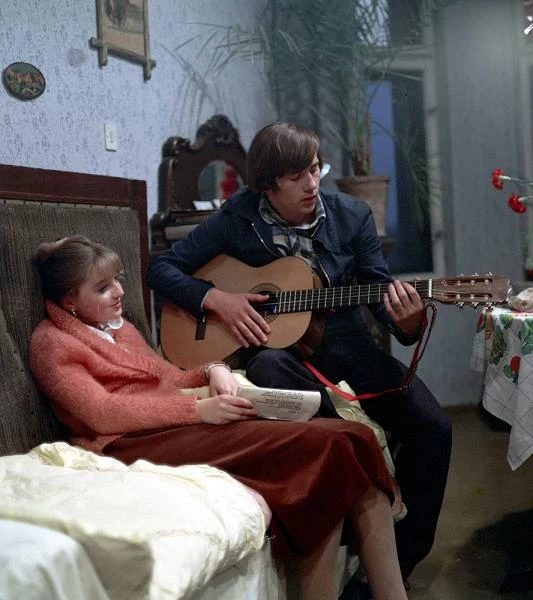 Gdy był studentem szkoły teatralnej w Warszawie, by zarobić na utrzymanie w stolicy, m.in. pracował fizycznie i pakował u jubilera radzieckie budziki. W latach 80., gdy po studiach stracił etat w teatrze, otworzył mały sklepik. Był też malarzem i kierowcą 10-tonowej ciężarówki... Aż w końcu wyjechał do Francji i zatrudnił się tam jako hydraulik. Do dziś Francję uważa za swoją drugą ojczyznę. Gdyby z jakichś powodów musiał opuścić Polskę, zamieszkałby właśnie nad Sekwaną (na zdjęciu - w filmie "Pejzaż horyzontalny").