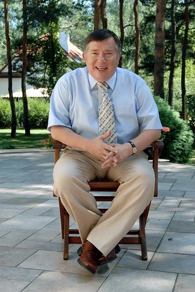 Po ogromnym sukcesie "Zmienników" aktor poczuł, że powinien odpocząć od aktorstwa, wyciszyć się i uciec na pewien czas od popularności, jaką przyniosła mu rola w serialu Stanisława Barei. "Razem z kolegą wpadliśmy na pomysł, by otworzyć w Poznaniu restaurację. Obok lokalu, który sobie upatrzyliśmy, znajdowała się opuszczona sala kinowa. Chcieliśmy ją ożywić, połączyć z restauracją i stworzyć miejsce, gdzie można by dobrze zjeść, a potem obejrzeć dobry film" - wspomina Mieczysław Hryniewicz.