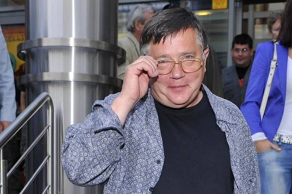 Aktor i jego przyjaciel przystąpili do przetargu, ale niestety przegrali go z przedstawicielami wkraczającej wtedy na polski rynek znanej na całym świecie sieci fast foodów. Ich marzenia w jednej chwili prysnęły jak mydlana bańka.