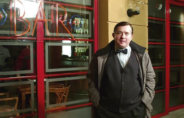 Mieczysław Hryniewicz nigdy już nie wrócił do pomysłu, by otworzyć własne kino. Dziś nawet nie miałby czasu na jego prowadzenie. A restauracja? Aktor żartuje, że wystarczy mu lokal, który ma grany przez niego w "Na Wspólnej" Włodek Zięba.

