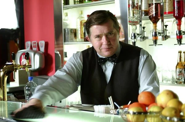 Na planie serialu "Na Wspólnej" już od pierwszych dni zdjęciowych budził wielki szacunek i sympatię. Dziś, po 10 latach pracy w "Na Wspólnej", na planie jest niemal etatowym rozweselaczem. Gdy atmosfera staje się gęsta, potrafi rozładować napięcie jednym gestem.