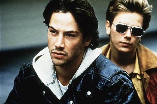 Po występach w komediach "Wspaniała przygoda Billa i Teda", "Spokojnie, tatuśku", "Ciotka Julia i skryba" oraz "Kocham się na zabój" Reeves otrzymał rolę w melodramacie "Moje własne Idaho" Gusa Van Santa u boku Rivera Phoeniksa, najzdolniejszego młodego aktora w tamtym czasie. Brat sławnego obecnie Joaquina, zmarł zaledwie dwa lata po występie w "Moim własnym Idaho", a za jego śmierć obwiniani byli właśnie Reeves wespół z Johnnym Deppem. Ten pierwszy miał odpowiadać za uzależnienie Rivera od heroiny, ten drugi miał pozwolić na jej konsumpcję w swoim klubie, gdzie Phoenix przedawkował.