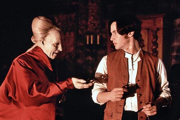 Rola w "Draculi" Francisa Forda Coppoli, kolejnej ekranizacji powieści Brama Stokera, była dużym wyróżnieniem dla wciąż młodego aktora, tym bardziej, że na planie towarzyszył grającemu tytułową rolę Gary'emu Oldmanowi.