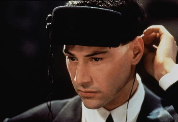 Występy w kinie akcji okazały się jednak trudniejsze niż Reeves początkowo przypuszczał. Zwłaszcza, gdy szwankował scenariusz produkcji, w których można go było oglądać. Efektem tego były nominacje do Złotych Malin (wcześniej aktor miał już jedną na koncie za udział w ekanizacji szekspierowskiego "Wiele hałasu o nic" Kennetha Branagha) za tytułową rolę w "Johnnym Mnemoniku" oraz występ w "Reakcji łańcuchowej".