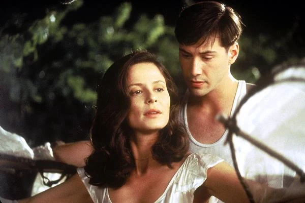 Nominację do tej niechlubnej nagrody Reeves otrzymał również za występ w "Spacerze w chmurach", gdzie zagrał weterana wojennego, który przypadkiem poznaje ciężarną kobietę (Aitana Sánchez-Gijón) i jedzie z nią w rodzinne strony, udając jej męża.