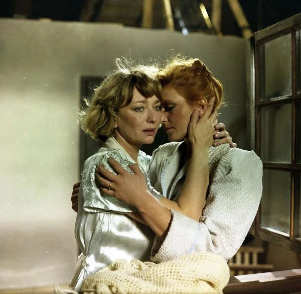 Szykulska występowała także w zagranicznych produkcjach. Najwięcej propozycji otrzymała z ZSRR, gdzie oglądać mogliśmy ją m.in. w "Wyznaniu miłości" (1978), czy "26 dniach z życia Dostojewskiego" (1980). Była również gwiazdą polsko-bułgarskiego filmu "Pięć kobiet na tle morza" (1986, na zdjęciu).