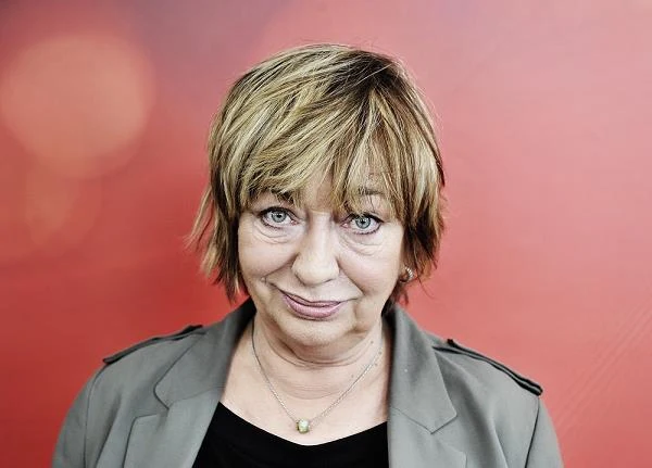 Ewa Szykulska już dawno przestała przejmować się upływającym czasem, który - jak twierdzi żartobliwie - sowicie obdarował ją zmarszczkami, gorszym wzrokiem i słabszym zdrowiem. - Znalazłam sposób na oszukanie czasu! Zasypiam późną nocą, budzę się późnym rankiem, jem to, na co mam ochotę. Codziennie, niezależnie od pogody, jestem wyprowadzana na spacer przez moje psy, a złe humory wyładowuję na mężu, który na szczęście jest na nie niesamowicie odporny - mówi aktorka - fot. Piotr Bławicki