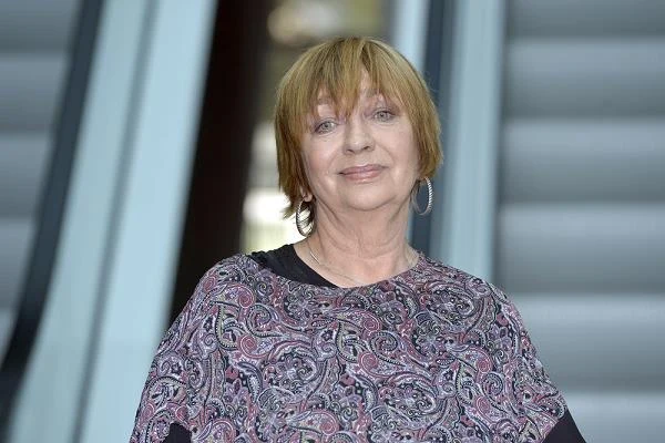 Ewa Szykulska dziwi się kobietom, które - aby wygrać walkę z upływającymi latami - poddają się operacjom plastycznym. Sama nigdy nie zdecydowałaby się pójść do chirurga, by zmienić swój wygląd. - Kiedyś podczas zimowego urlopu u mojej siostry w Austrii wybrałam się z nią na narty i w pewnym momencie usłyszałam od niej wspaniałe słowa: "Jak to dobrze Ewka, że wszystko mamy własne, bo na tej wysokości silikon zaczyna trzeszczeć, a nawet pękać!" Święte słowa. Moja siostra wie, co mówi, bo jest konserwatorem zabytków - żartuje.

