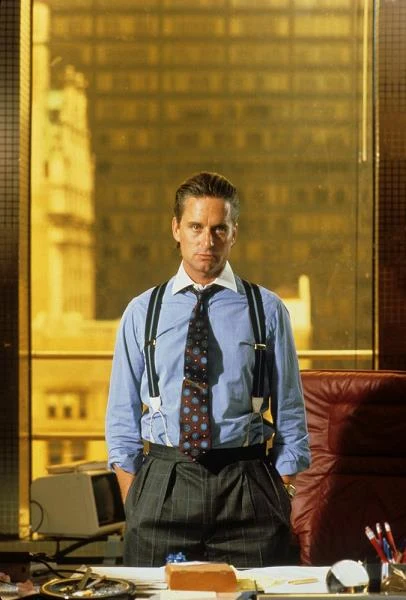 "Zagrałem wiele ról, ale to o Gordona Gekko pytają mnie najczęściej. Nie wiem, czemu ludzie tak go lubią, przecież to negatywna postać!" - Douglas wspomina rolę w filmie "Wall Street", za którą otrzymał Oscara i Złoty Glob. O sile oddziaływania postaci Gordona Gekko może świadczyć fakt, że cześć maklerów na Wall Street zaczęła ubierać się i czesać jak bohater filmu. Dla wielu widzów - wbrew oczekiwaniom reżysera - Gekko stał się swoistą inspiracją co do wyboru kierunku kariery. "Wciąż spotykam ludzi, którzy mówią, że dzięki temu filmowi postanowili zostać maklerami. Wiem, że przynajmniej kilka z tych osób odnosi sukcesy. Oczywiście uczciwie" - podkreślał w wywiadach reżyser Oliver Stone - fot. Everett Collection

